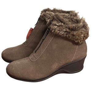 NWOB Easy Spirit Fairlae Leather and Faux Fur Ankle Boots Size 10